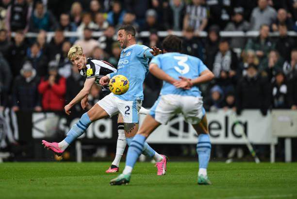 7m比分足球即时比分-丁丁压轴出场导演逆转，石油德比奉献英超招牌对决